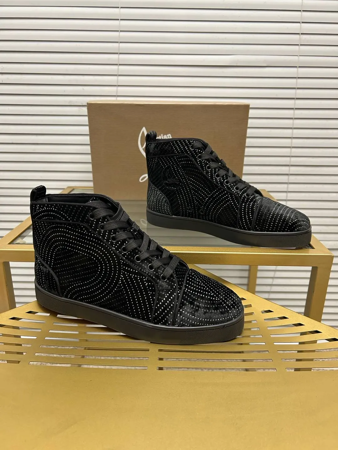 (Customized model) Ex-factory price is 560. christian louboutin (CL red sole shoes) counter series, casual sneakers for couples 📢 📢 📢 Exclusive hot style release 🎈🎈💪 Movable latex feet 👻 Finished outsole line [Proud] 😝Female 35-40# Male 38#-46, global supply😝 [Top version]: Original imported genuine leather upper, top original leather lining, original molded TPU outsole, original 1:1 detail processing, original shoe last,